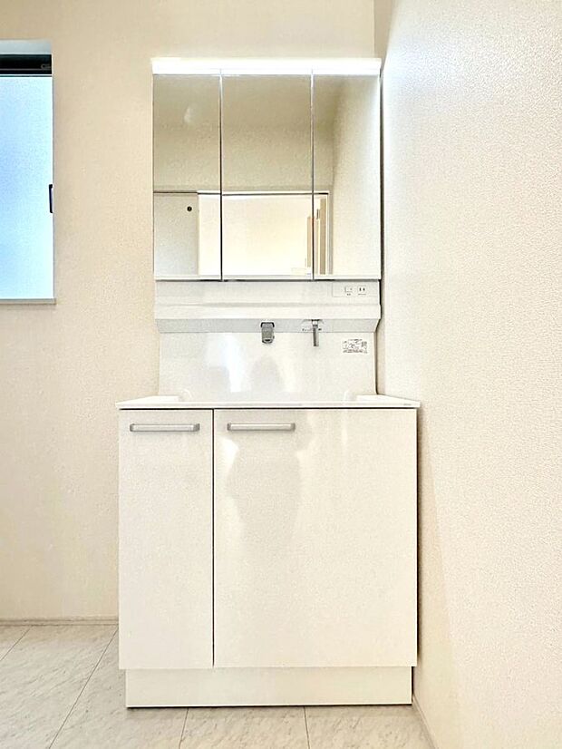 大きく見やすい三面鏡で清潔感ある洗面台は、身だしなみチェックや肌のお手入れにおすすめです。 