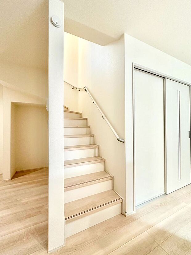 階段は手すり付きなので小さなお子さまやご高齢の方も安心です