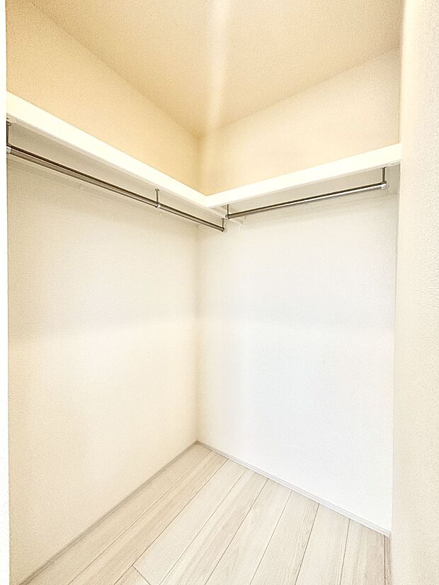 ウォークインクローゼット付きで生活空間を広く利用できます。