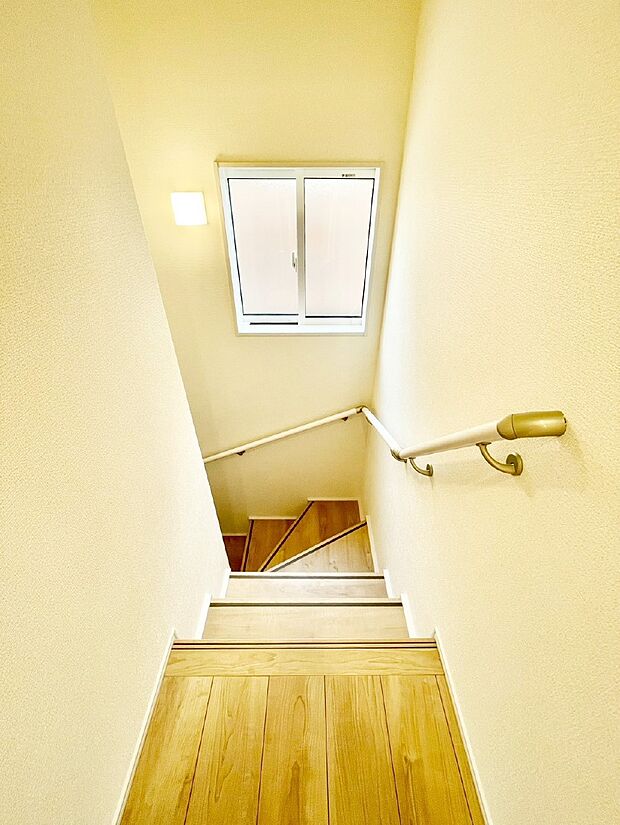 階段は手すり付きなので小さなお子さまやご高齢の方も安心です