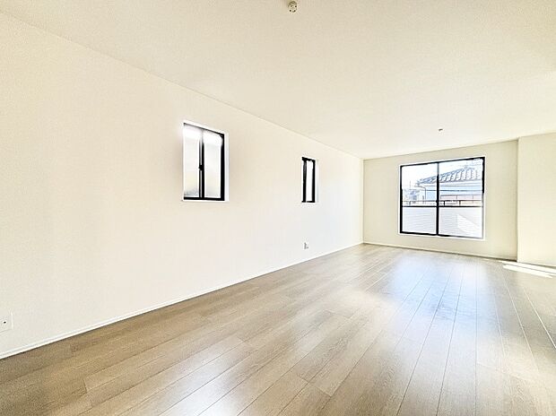 ナチュラルテイストの優しく柔らかい色使いのフローリングが素敵なリビングですね。