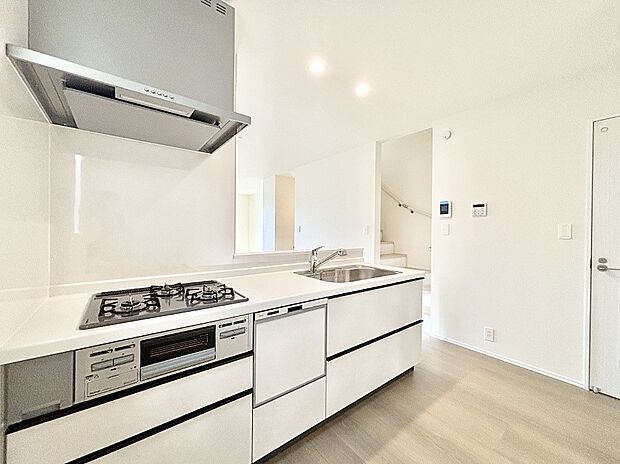 カウンター越しに楽しいおしゃべり。いつものお料理がもっと美味しくなりそうですね。