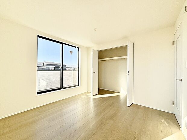 バルコニーが開放感をプラスしてくれる洋室