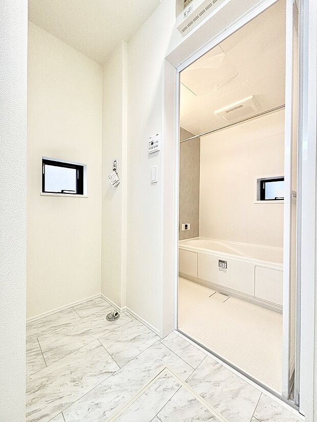 小窓がついているので湿気の多い場所でも換気が十分行えます。毎日の身支度を気持ち良く！