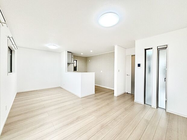 ご家族の賑やかな話し声で包まれる明るいリビング 