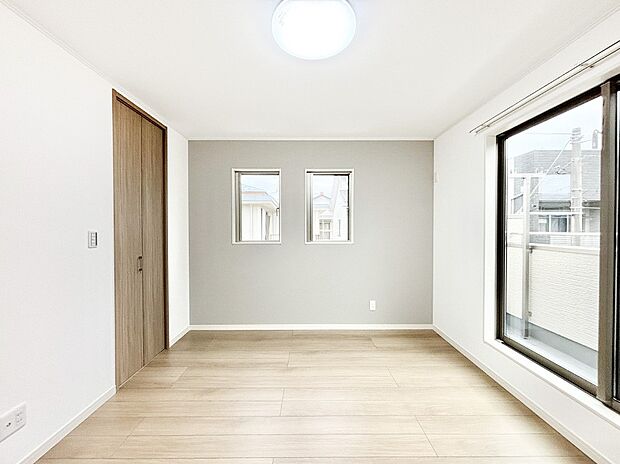 バルコニーが開放感をプラスしてくれる洋室  