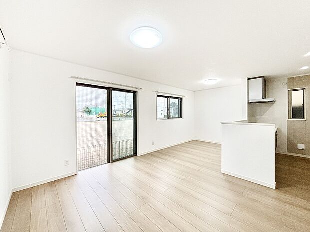 明るい陽光が注ぎ、寛ぎの雰囲気に満たされるダイニング。   