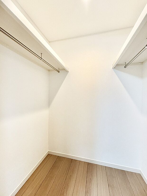 ウォークインクローゼット付きで生活空間を広く利用できます。