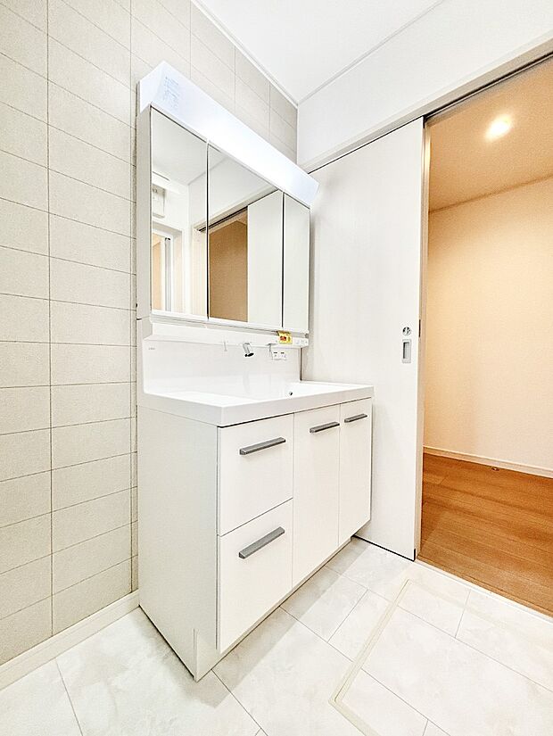 明るい洗面所は毎朝の身支度も楽しくできちゃいそうです。    