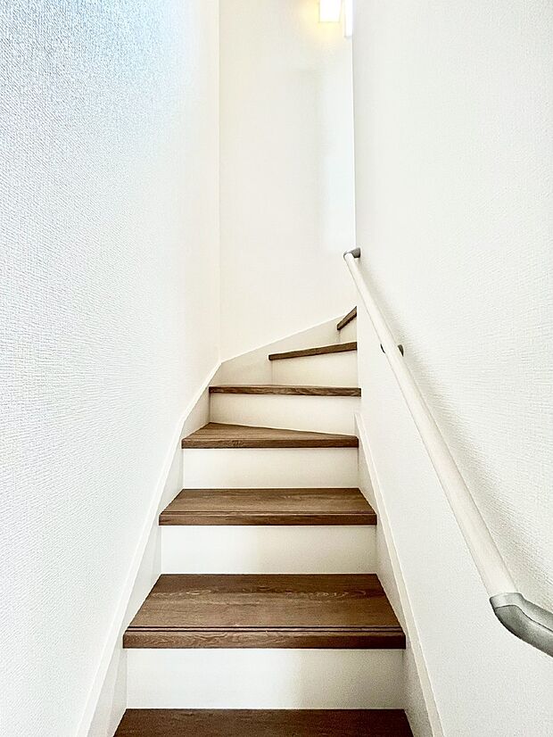 安全性を考慮し階段には手すりを設置しています