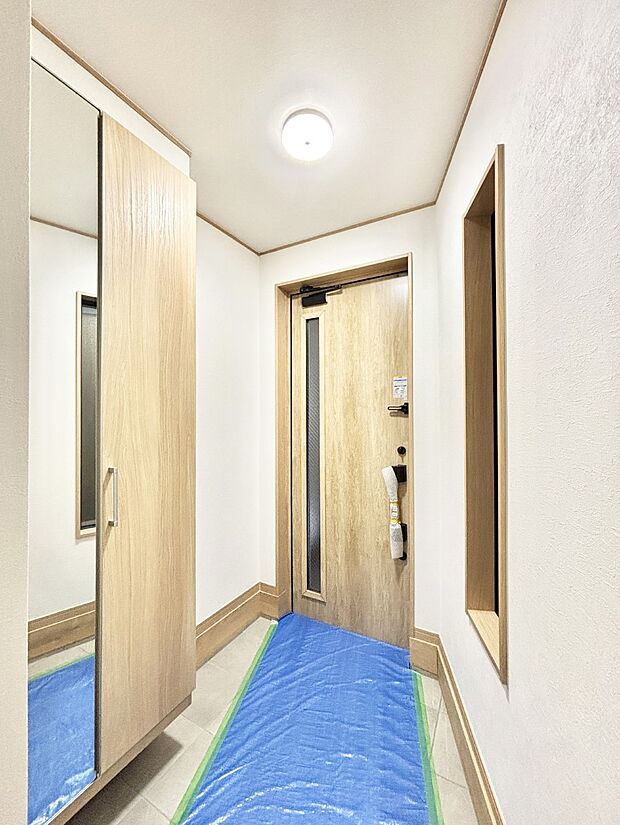 ミラー付きシューズボックスはお出かけ前の身だしなみチェックに便利