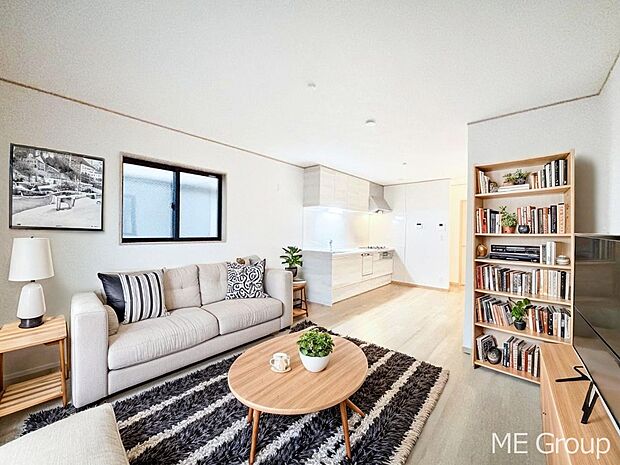 ご家族の賑やかな話し声で包まれる明るいリビング ※家具はCGです