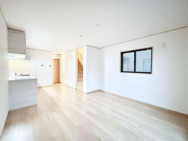 内装「ただいま」「おかえり」家族とのコミュニケーションが深まるリビングイン階段。 