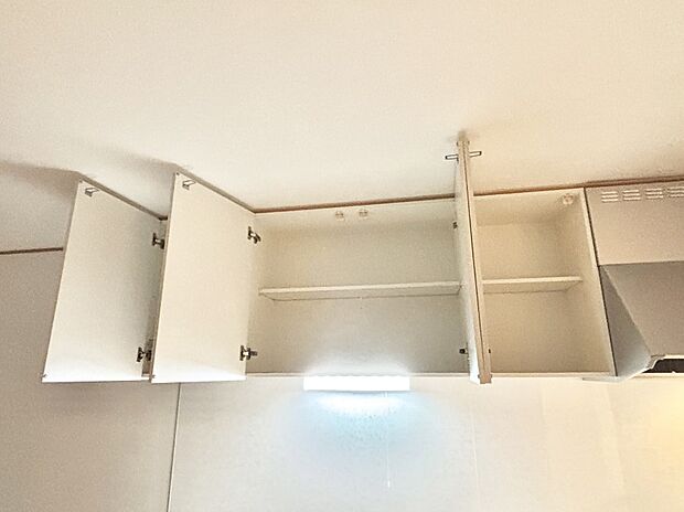 キッチン吊戸棚には 使用頻度の低い調理器具などをすっきり収納できます。