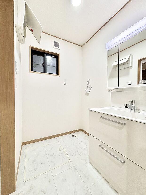 小窓がついているので湿気の多い場所でも換気が十分行えます。毎日の身支度を気持ち良く！