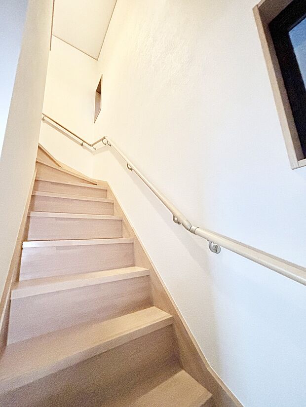 安全性を考慮し階段には手すりを設置しています