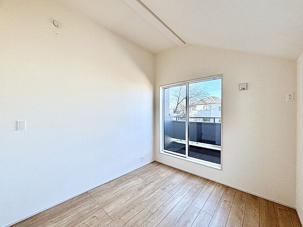 窓からのやさしい光が心地よいプライベートルーム