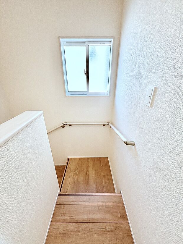 安全性を考慮し階段には手すりを設置しています