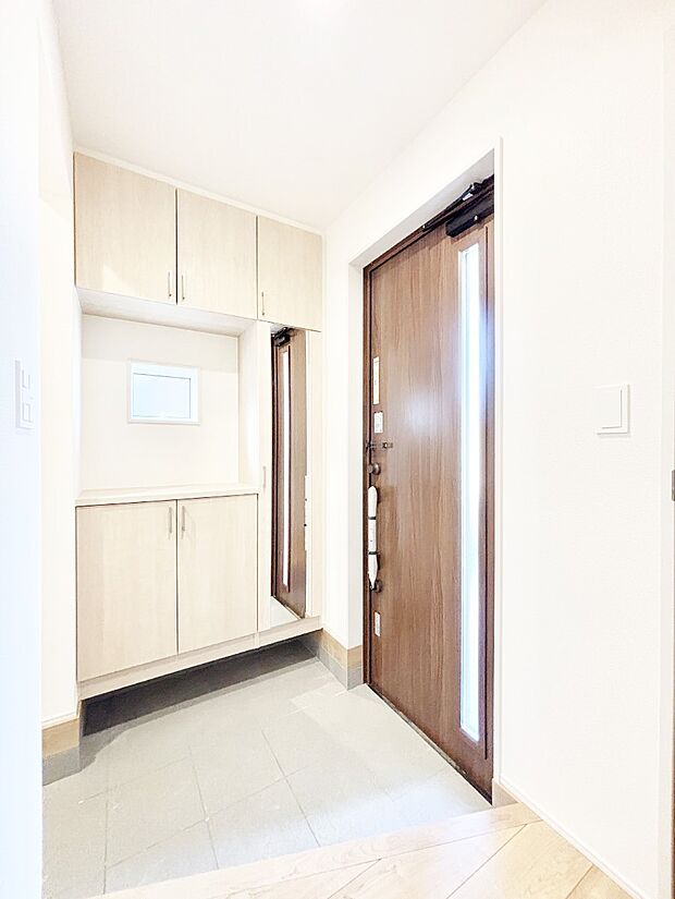 ミラー付きシューズボックスはお出かけ前の身だしなみチェックに便利