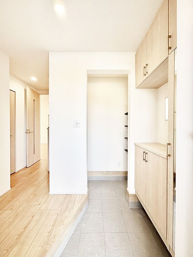 明るい陽光が入り込む玄関。ご家族の靴もスッキリ収納できる玄関収納付き!