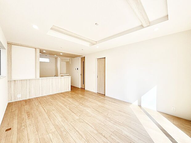 ナチュラルテイストの優しく柔らかい色使いのフローリングが素敵なリビングですね。