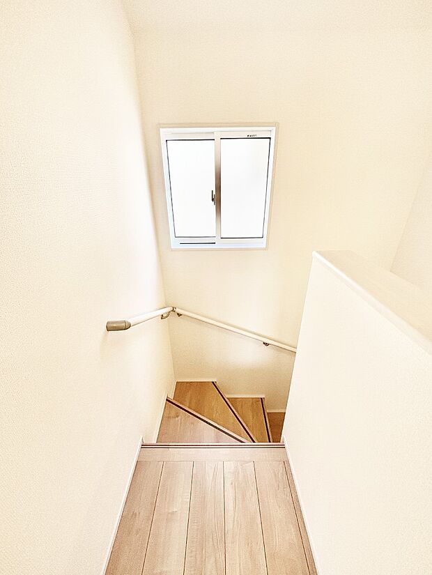 階段は薄暗くなりがちですが、小窓付きなので明るい空間に。