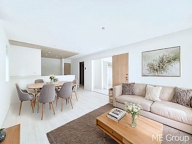 ご家族の賑やかな話し声で包まれる明るいリビング ※家具はCGです