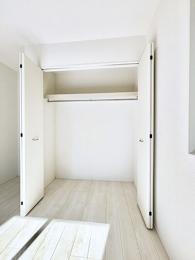 洋室のクローゼット。奥行きがあるので厚手の衣類もすっきり収まります。