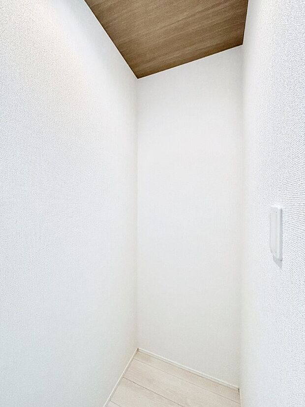 キッチンにはパントリー!食材のストックはもちろん、日用品の収納など使い方はいろいろ!