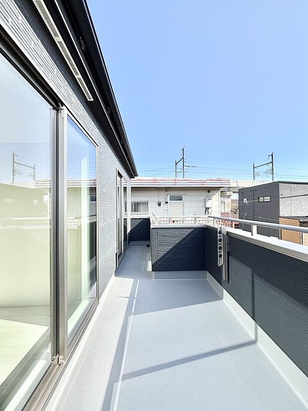 ゆったりバルコニーだから沢山お洗濯ものを干せます。