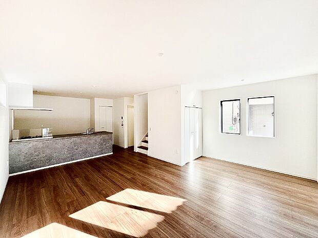 ご家族の賑やかな話し声で包まれる明るいリビング 