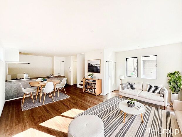 家族の和やかな会話が聞こえてきそう。開放感のあるリビングです。※家具はCGです  