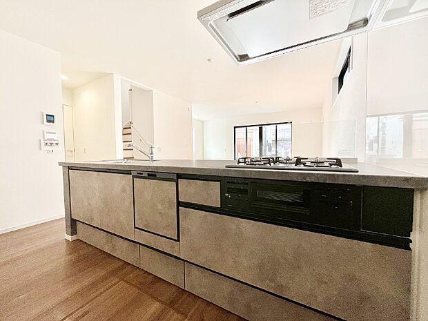 リビングで遊ぶお子様を見守りながらお料理ができる対面キッチン。  