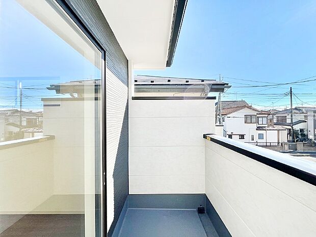 ゆったりバルコニーだから沢山お洗濯ものを干せます。