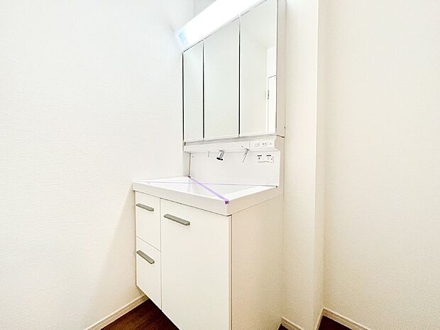 明るい洗面所は毎朝の身支度も楽しくできちゃいそうです。    