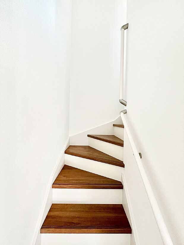 安全性を考慮し階段には手すりを設置しています