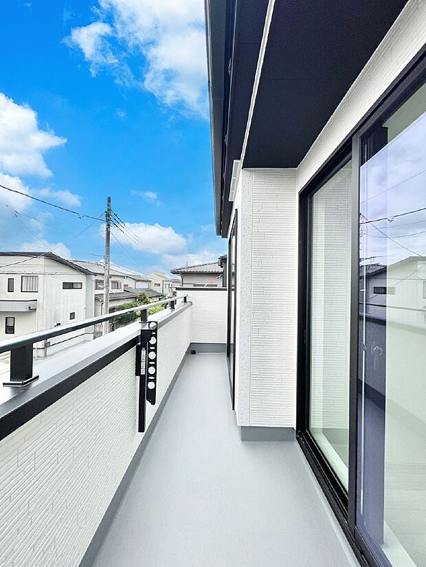 南向きのバルコニー!ご家族の洗濯物はもちろん、お布団もたっぷり干せます!