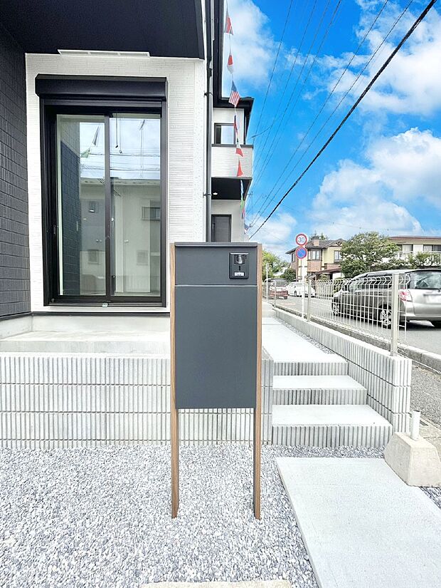 シンプルデザインのポスト。