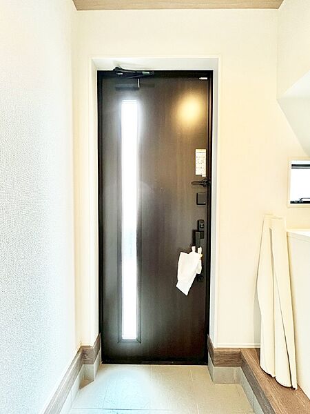 明るい陽光が入り込む玄関。ご家族の靴もスッキリ収納できる玄関収納付き！
