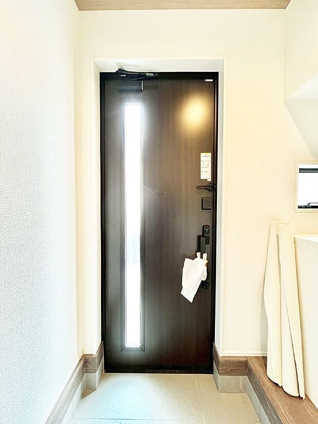 明るい陽光が入り込む玄関。ご家族の靴もスッキリ収納できる玄関収納付き!