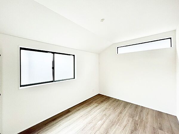 2面採光で気持ちよく自然光が取り入れられるのでお子様のお部屋にもピッタリ