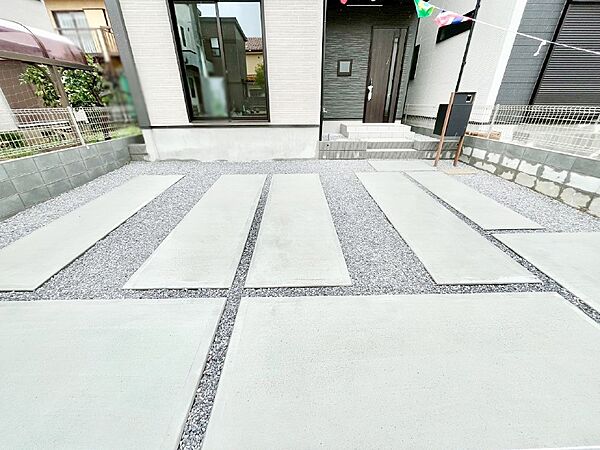 目の前が駐車場だと雨の日も大量にお買い物をした時も便利ですね