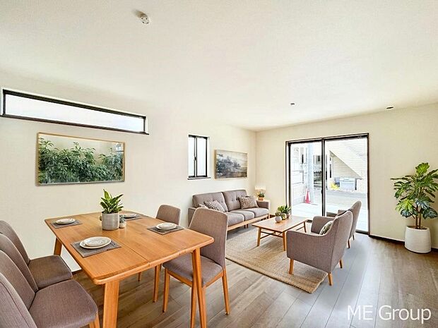 ご家族の賑やかな話し声で包まれる明るいリビング ※家具はCGです