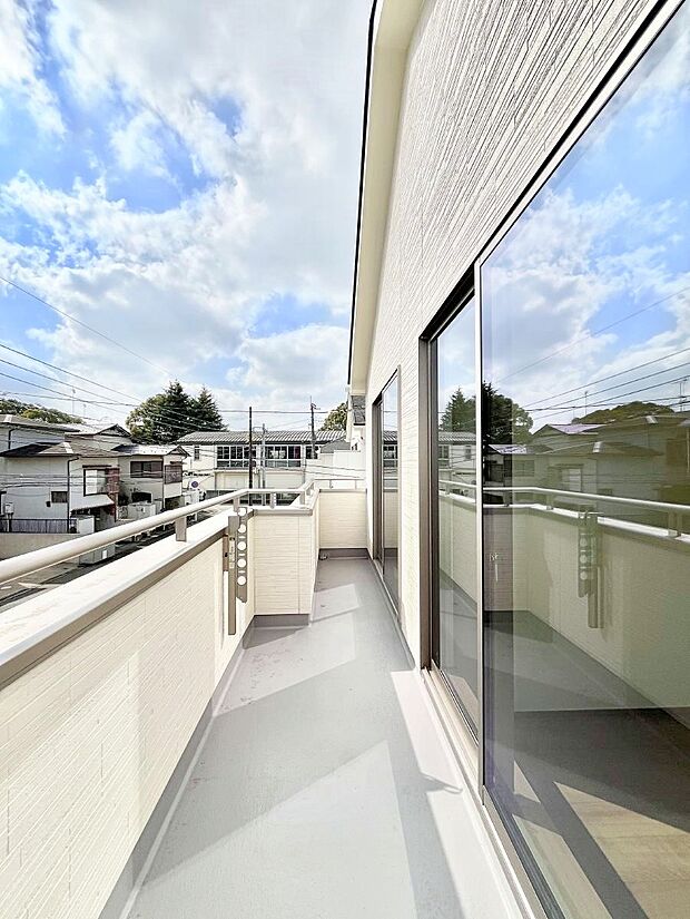 ゆったりバルコニーだから沢山お洗濯ものを干せます。