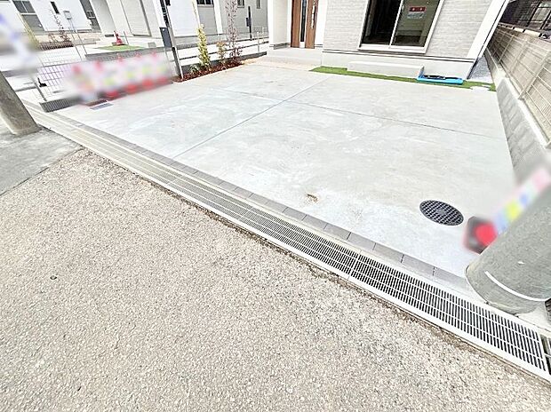 2台(車種による)駐車可!ご家族みんなの自転車も置ける広々カースペース。