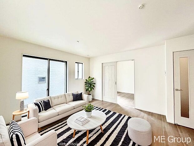 ご家族の賑やかな話し声で包まれる明るいリビング ※家具はCGです