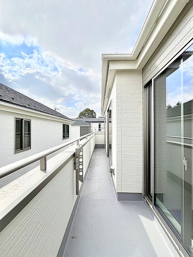 広々バルコニーでお洗濯物が気持ちよく乾きます。