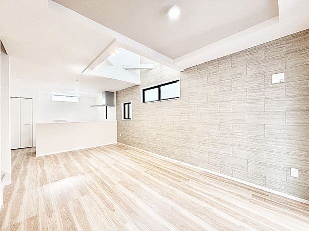 ご家族の賑やかな話し声で包まれる明るいリビング