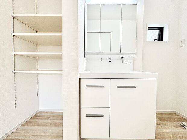 収納力と機能性に優れた洗面化粧台
