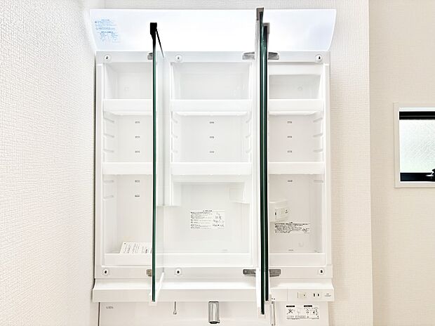 三面鏡の裏に、化粧品や衛生用品などを収納可能。洗面台をすっきりと保ちます!